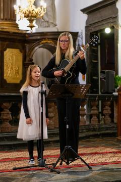 Slika 8_Zapeli sta tudi Petra Maček  in hčerka Anika